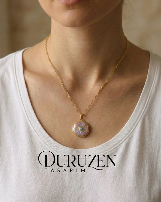 Kişiye Özel Fotoğraflı Güneş Detaylı Lila Kapaklı Kolye No:2