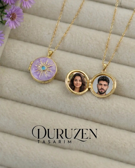 Kişiye Özel Fotoğraflı Güneş Detaylı Lila Kapaklı Kolye No:2