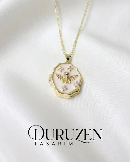 Kişiye Özel Fotoğraflı Kapaklı Melek Kanadı Detaylı Beyaz Mineli Gold Kolye