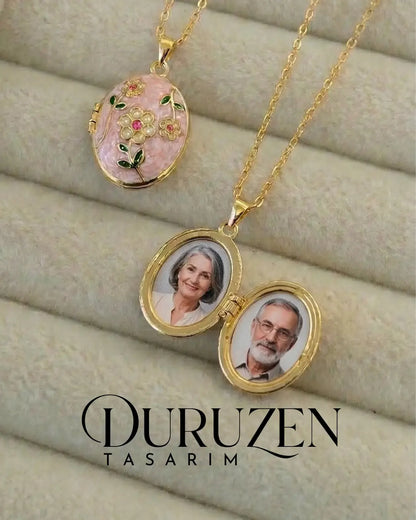 Kişiye Özel Fotoğraflı Pembe Çiçek Motifli Kapaklı Kolye